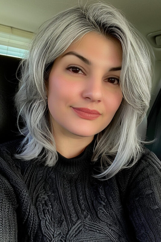 Mujer con cabello completamente gris.