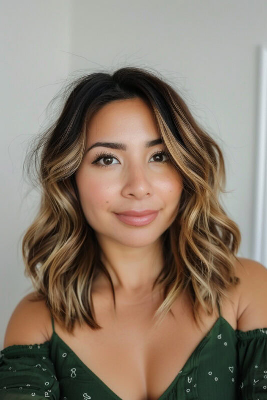 Mujer con reflejos rubios en cabello oscuro.