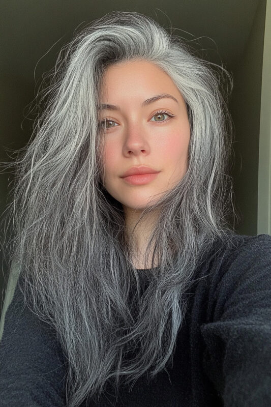 Mujer que se vuelve naturalmente gris debido al cabello oscuro.