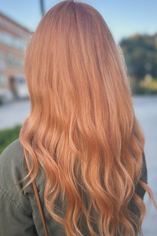 Mujer con cabello color castaño melocotón.