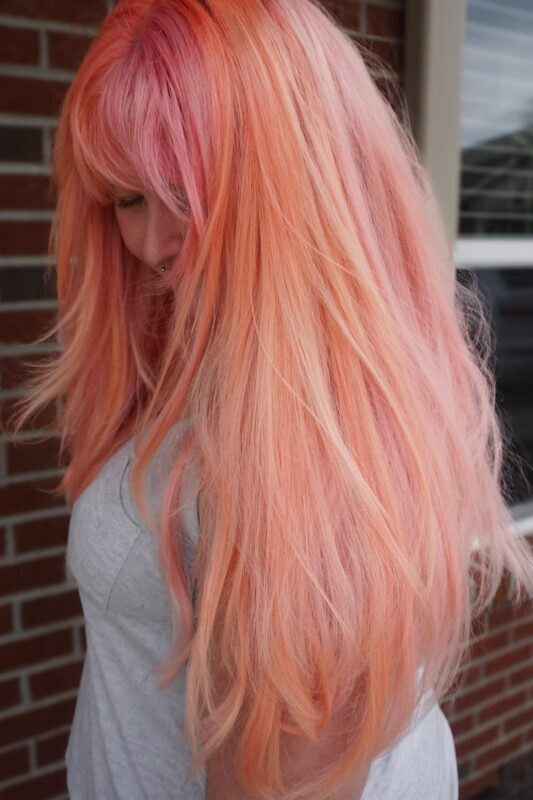 Mujer con cabello color melocotón.