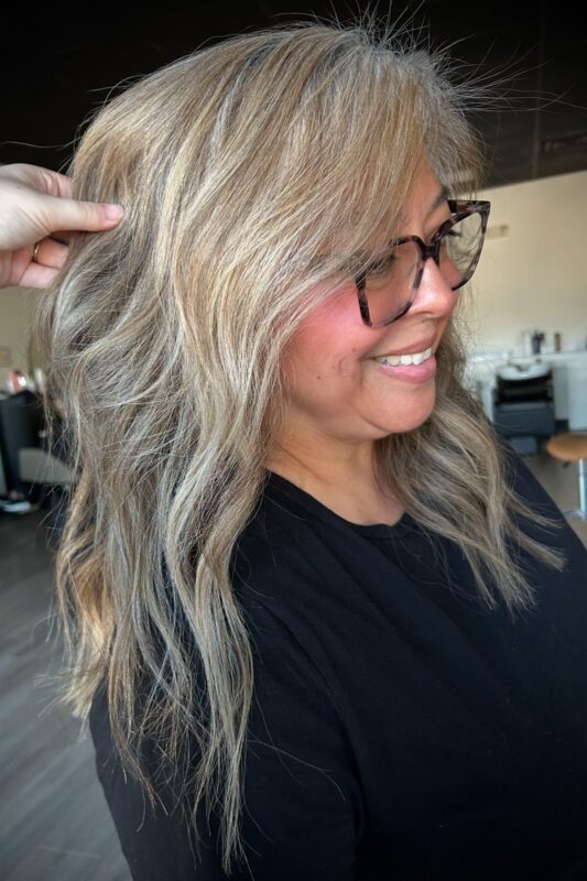 Golden blonde highlights to hide gray with a luminous finish for blondes.